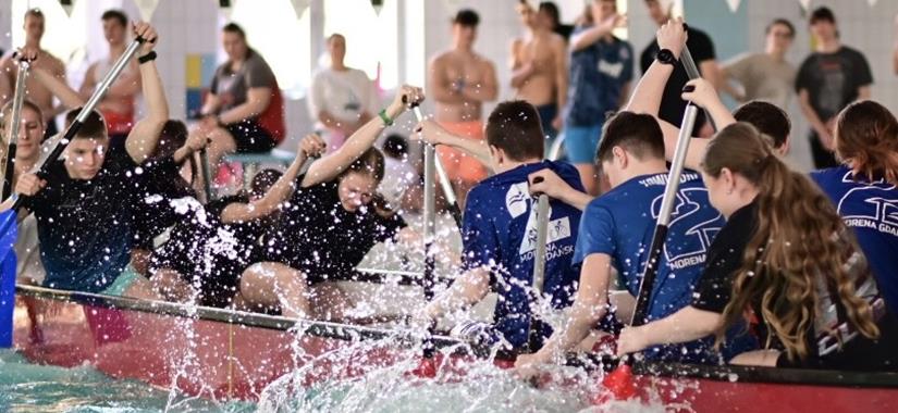 smocze łodzie na basenie